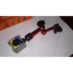 Statīvs ar magnētisku fiksāciju ciparu indikatora nostiprināšanai.