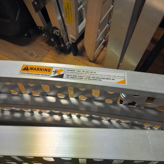 Rampa komplekts 2 rampas laipas uzbraucamās 2,28m celtspēja 680kg uz abām. Cena par 2 gab. Var pirkt arī pa vienai. OY4003