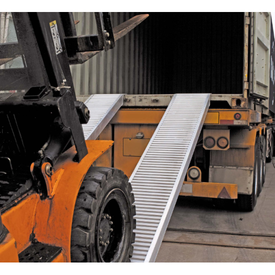 Rampas laipas uzbraucamās 1,61m max celtspēja 4050 kg uz abām rampām kopā