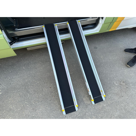 Rampa ratiņkrēslam motociklam kravai uzbraucama laipa teleskopiski izvelkama viegls alumīnijs pretslīdes pārklājums 270 kg izmērs pielāgojams 122 -214 cm