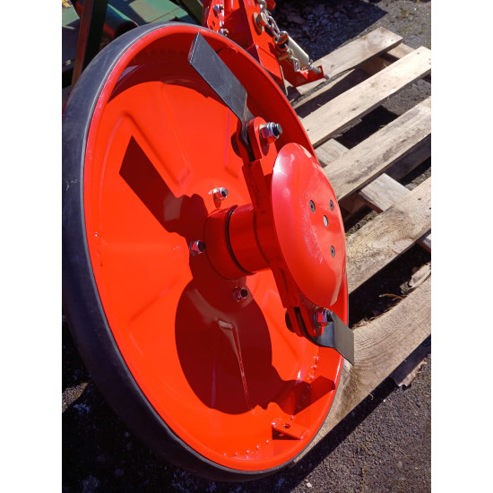 Pļaujmašīna kokiem stabiņiem barjerām kustīgais Satelītdisks smalcinātājiem