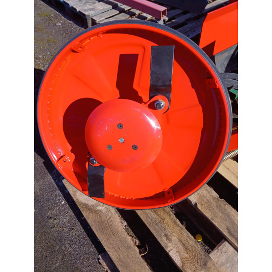 Pļaujmašīna kokiem stabiņiem barjerām kustīgais Satelītdisks smalcinātājiem