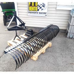 Grābeklis traktoram dārza traktoram 3 punktu uzkarei 1,83m universāls pielietojums ceļa greiderēšanai lapām zariem un citiem teritoriju ainavu sakopšanas darbiem